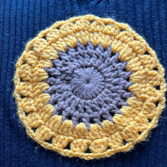 Black Long Sleeve Top with Sunflower Crochet Design Size Medium - Picture 8 of 8